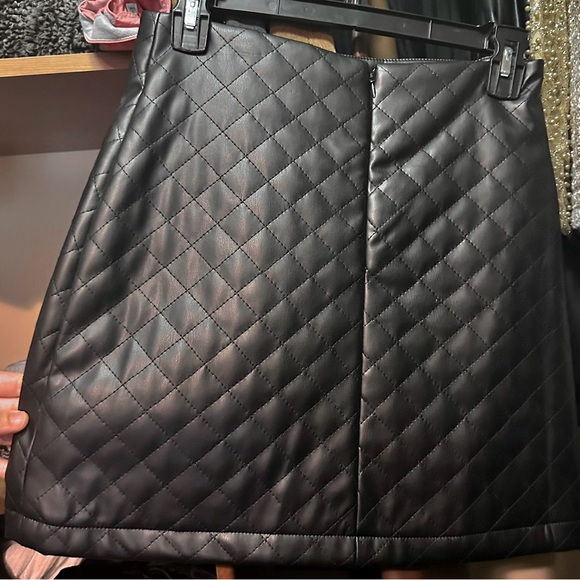 NWT brown quilted diamond detail faux leather mini skirt (zipper back) - Picture 6 of 6